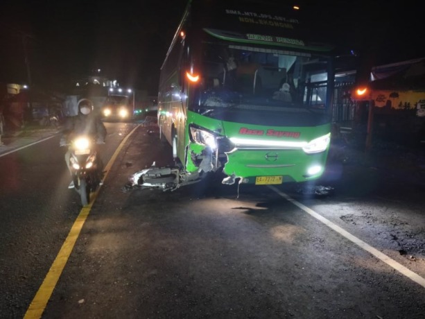 JALUR RAWAN: Motor yang digunakan korban meninggal usai kecelakaan dengan bus yang mengakibatkan bodi depan kanan bus jadi pecah sumbing.
