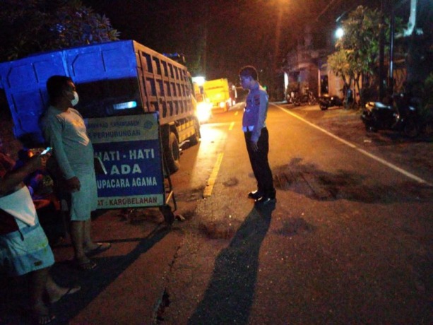 NAHAS: Kecalakaan maut terjadi di Wilayah Kubu Minggu (7/5) malam, dalam kecelakaan yang melibatkan sepeda motor dengan truk itu menimbulkan satu korban tewas.