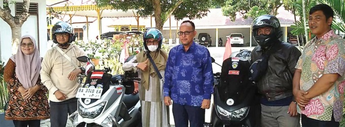 DALAM PERJALANAN: Nazif, Ratnawati, dan Muliandri sebelum menyeberang ke Malaysia dari Pelabuhan Tanjung Balai Asahan, Sumatera Utara, Kamis (11/5/2023) lalu. (Dokumentasi Muliandri)