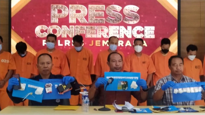 TAK PUTUS: Polres Jembrana menggelar konferensi pers penangkapan narkoba yang dikendalikan dari bali rutan kelas IIB Negara.