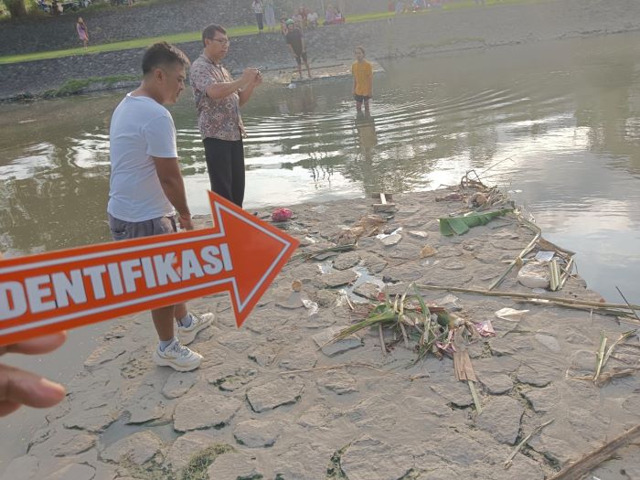 MEMBUSUK: Lokasi temuan orok laki-laki saat polisi melakukan olah TKP di area Taman Pancing Denpasar Selatan.