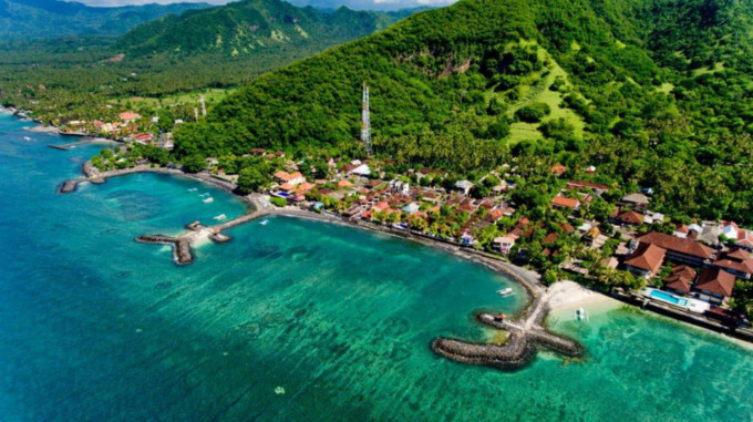 MENGGELIAT: Garis pantai dan hotel di kawasan wisata Candidasa dan Bukit Asah Karangasem.