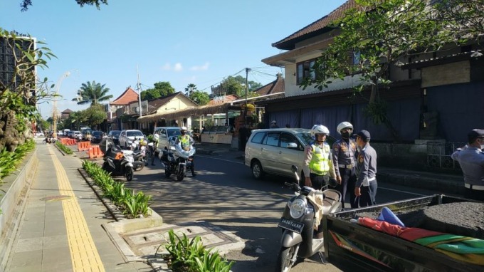SEMRAWUT: Petugas gabungan Polri-TNI dan Dinas Perhubungan Gianyar melakukan razia parkir liar sebagai biang macet di Ubud.