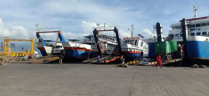 BAKAL SEMAKIN MODERN DAN KEREN : Suasana aktivitas Pelabuhan Gilimanuk saat dalam kondisi normal. Tak hanya sentuhan revitalisasi modern juga bakal dilakukan penataan yang akan berdampak semakin memikat. (istimewa)