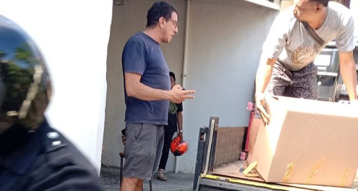 ANGKUT BARANG: Mengambil dan mengangkut sejumlah barang Vila, di Gunung Salak Gg. Bambu, Denpasar, Rabu 26 April 2023.