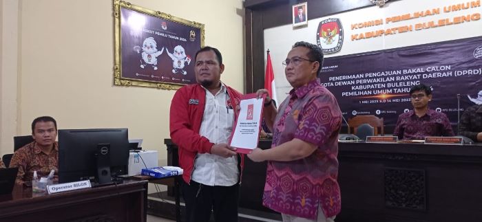 INCAR MILENIAL: PSI Buleleng mendaftarkan bacaleg ke KPU Buleleng. Mereka menargetkan empat kursi di DPRD Buleleng. EKA PRASETYA/RADAR BALI