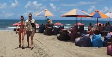 TETANGGA DEKAT : Suasana turis asing di Pantai Legian, Kuta, beberapa waktu lalu. Pelancong asal Australia masih mendominasi kunjungan ke Bali. (foto:dok.radar bali)