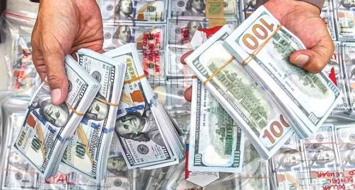 SEPINTAS SANGAT PERSIS : Barang bukti uang palsu pecahan 100 dolar Amerika yang disita polisi. Jumlahnya mencapai 15 ribu lembar. (Dimas Maulana/Jawa Pos)