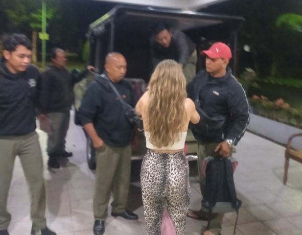 DIAMANKAN: Wanita Jerman yang diketahui bernama Darja Tuschinski sudah dibawa ke RSJ Bangli karena diduga stres.