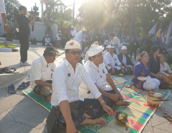 Partai Nasdem Bali melakukan cara niskala menghadapi Pemilu 2024. (Foto Ni Kadek Novi Febriani)
