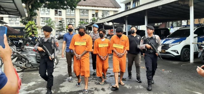 Tiga tersangka penyalahgunaan narkotika yang berhasil diamankan personel Satres Narkoba Polres Klungkung selama Operasi Antik Agung 2023. Foto: DEWA AYU PITRI ARISANTI/RADARBALI