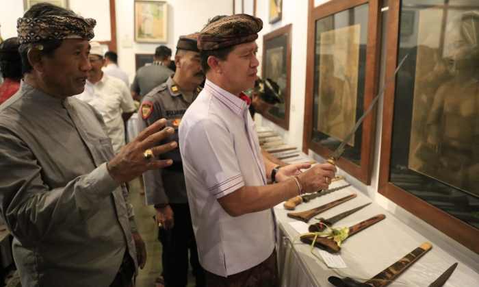 WARISAN LELUHUR : Bupati Klungkung, I Nyoman Suwirta di momen pameran keris pusaka . (Foto: Humas Pemkab Klungkung)
