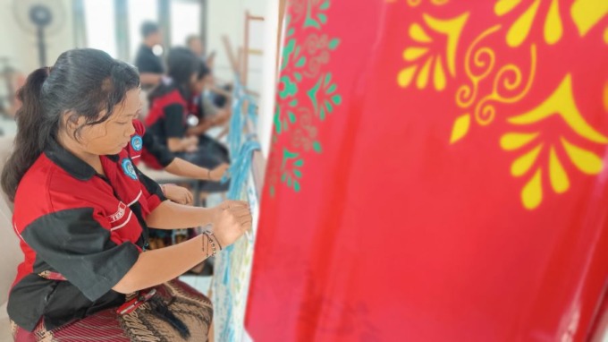 DESAIN DIGITAL: Pelatihan desain tenun endek berbasis digital di Gedung PLUT. Dengan digitalisasi, perajin akan lebih mudah menghasilkan motif-motif baru. Foto: Eka Prasetya/Radar Bali