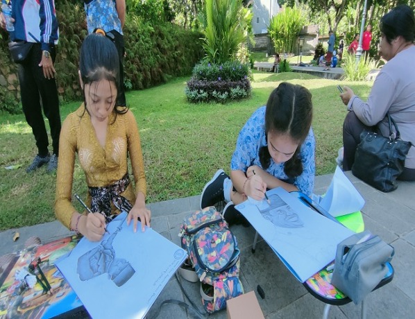 Siswa SMP di Buleleng berlomba membuat sketsa wajah Bung Karno di Ruang Terbuka Hijau Taman Bung Karno, Kelurahan Sukasada, pada Kamis (8/6). Lomba digelar serangkaian Bulan Bung Karno Tahun 2023. (FOTO EKA PRASETYA/RADAR BALI)