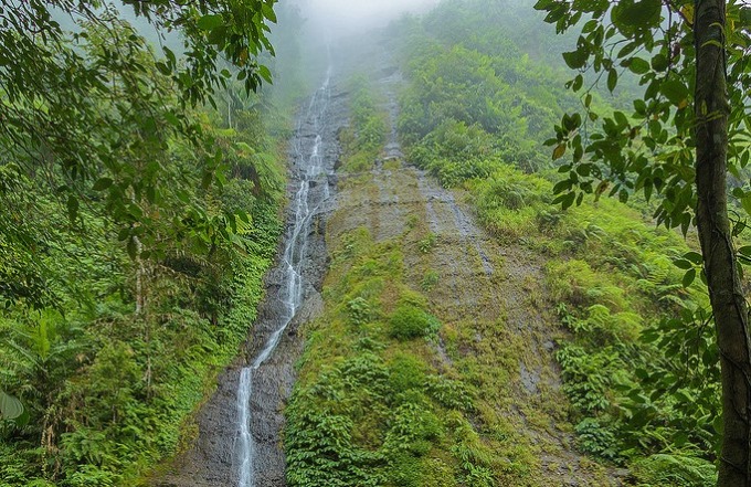 TINGGI SEKALI TAPI AIRNYA SEDIKIT : Air Terjun Mesehe, di tengah kawasan hutan utara Desa Pohsanten.(foto:websiste desa pohsanten).