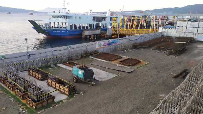 BAKAL LEBIH BAGUS : Dermaga Ponton Pelabuhan Gilimanuk ayang akan diganti dengan dermaga MB.(M.Basir/Radar Bali)