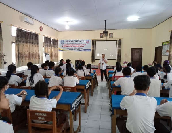 Kepala UPTD PPA Jembrana saat sosialisasi antisipasi kekerasan pada anak di SMPN 3 Negara, Rabu (7/6). (foto ist)
