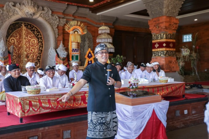 KEAGAMAAN: Bupati Nyoman Giri Prasta saat menghadiri acara Melaspas dan Pujawali Pura Bhagawan Penyarikan sekaligus menandatangani Prasasti, Sabtu (3/6/2023) di Banjar Batanasem Sempidi, Kecamatan Mengwi, Badung. (Humas Pemkab Badung untuk Radar Bali) 