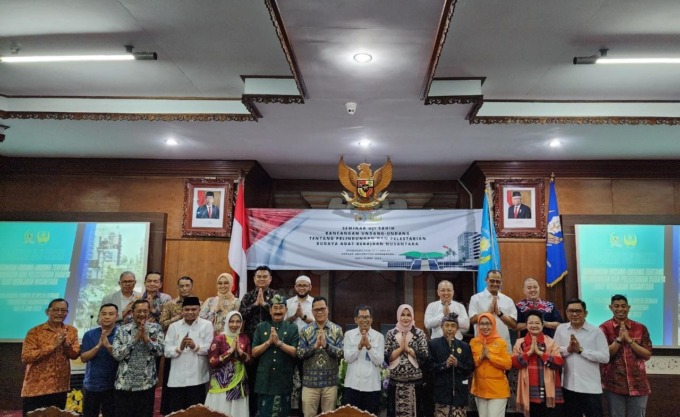 SERAP ASPIRASI: Foto bersama Anak Agung Gde Agung (6 dari kiri depan) bersama jajaran Komite III DPD RI di Universitas Warmadewa Denpasar, Senin (5/6/2023). (Radar Bali Photo) 