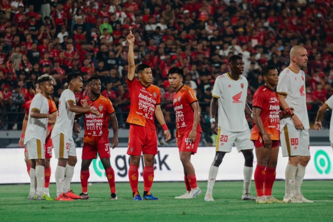 Lini pertahanan Bali United mendapatkan banyak pujian saat menghadapi PSM Makassar di Stadion Dipta, Gianyar pada Selasa (6/6/2023) kemarin. (Foto Humas Bali United)