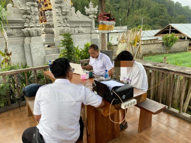 Pelaku (kanan/wajah diblur) saat diperiksa penyidik. (ist)