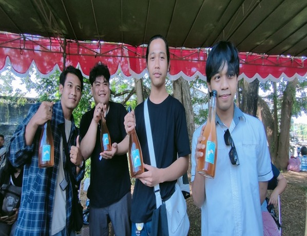 Empat sekawan di Buleleng membuat minuman arak Bali dengan cita rasa aroma buah apel. Harapannya arak digemari semua kalangan, termasuk kaum hawa. (ist)