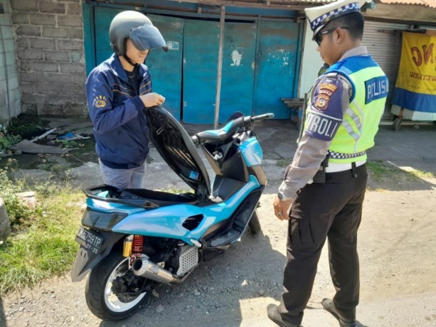 BIKIN BISING: Seorang pelajar kedapatan menggunakan knalpot brong saat berkendara motor langsung diciduk polisi di Klungkung (31/5).