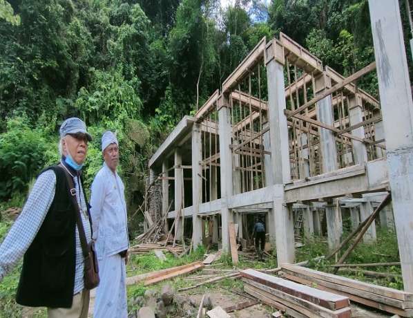 Proses pembangunan Pura Taman di Desa Adat Bila Tua yang tak kunjung selesai. Padahal pura itu semestinya sudah selesai dibangun pada Februari lalu. (EKA PRASETYA/RADAR BALI)