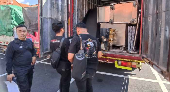 JADI ALAT BUKTI : Sejumlah barang disita pihak Polda Bali untuk alat  bukti kasus pencurian di Kafe Es Krim Leonardo Gelato, Kerobokan, Kuta Utara. (adrian suwanto/radar bali)