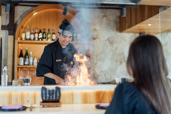 SHICHIRIN UBUD: Aksi masak Teppanyaki, kuliner dengan cita rasa khas Jepang, Masih ada Sajian Menggunakan Konro Grill yang Jadi Favorit para Pengunjung. (Radar Bali Photo) 