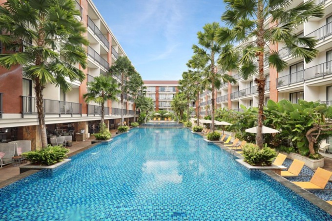 MOMEN TAK TERLUPAKAN: Tipe kamar junior suite Swiss-Belinn Legian dan view memukau di Swiss-Belhotel Tuban. (Radar Bali Photo) 
