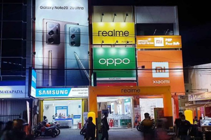 ALTERNATIF: Saat membeli HP di konter, Anda memiliki kesempatan untuk melihat dan mencoba langsung perangkat yang ingin Anda beli. (Foto Google)