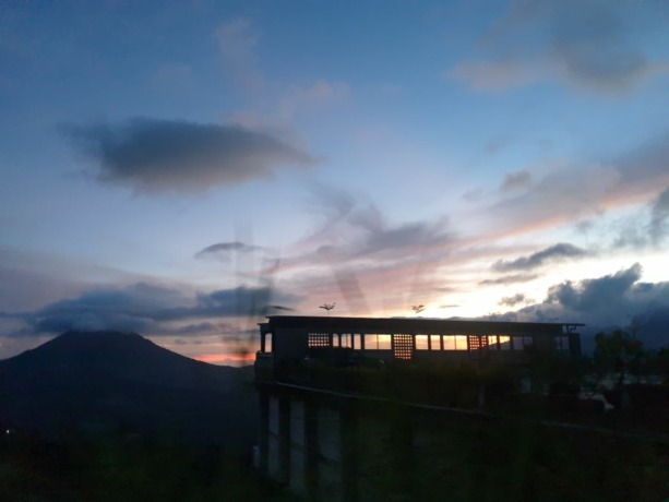 INDAH: Suasana dan panorama Gunung Batur disaat senja seolah memancarkan bianglala (5/6). Foto: Ni Kadek Novi Febriani/Radar Bali