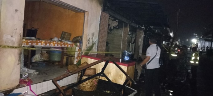 Kondisi ruko milik I Made Sudiartama di Banjar Dinas Peken, Desa Peken Belayu, Marga, Tabanan yang terbakar. (ist)