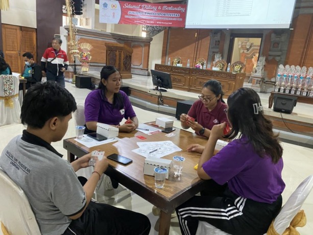 SERU: Suasana pertandingan Bridge dalam Kejuaraan Bridge Wali Kota Cup XIII di BPMP Bali di Renon (3-4/6/2023).