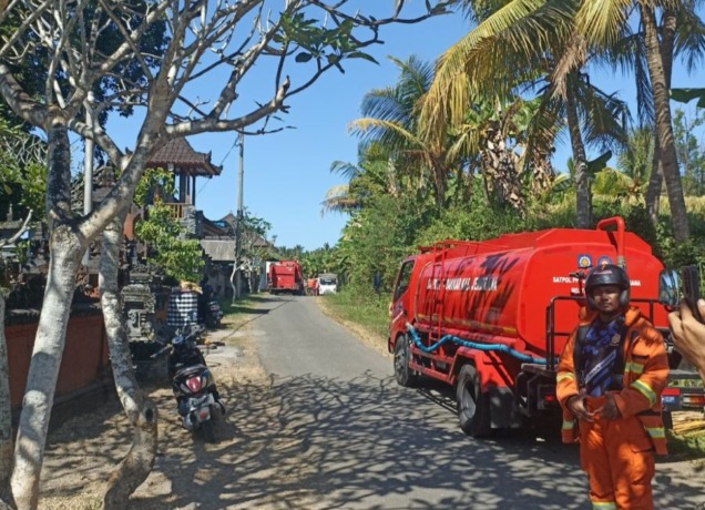 KECELE: Damkar Jembrana tiba di lokasi yang dilaporkan ke akrab, tetapi tidak ada kebakaran sebagaimana dilaporkan. Radar Bali Foto