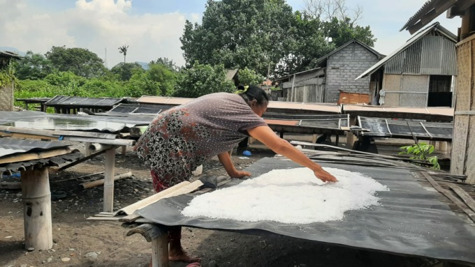 PERMINTAAN TINGGI: Garam lokal yang diolah secara tradisional di Kusamba Klungkung