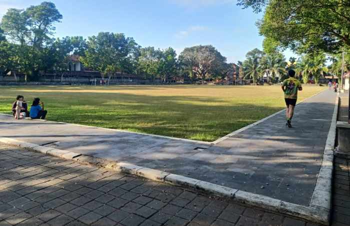 MASIH DITOLAK : Lapangan umum Dauhwaru yang akan digunakan untuk relokasi pedagang ini masih belum disepakati. [foto: m.basir/radar bali]