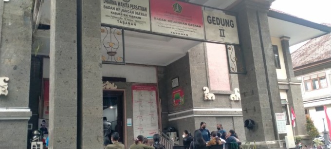 ANTRE: Sejumlah wajib pajak tengah melakukan antrean pembayaran pajak di Tabanan.