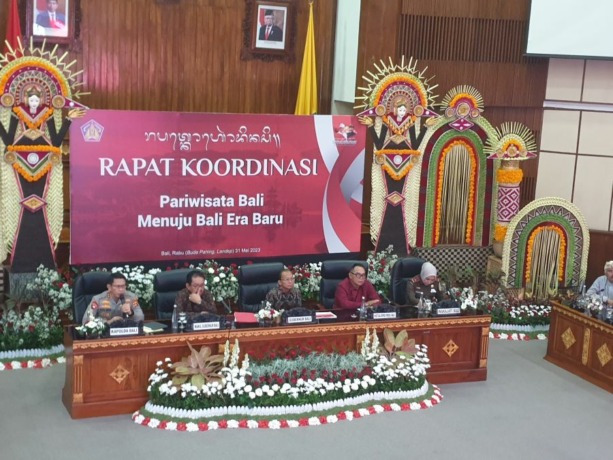 PAKAI NAMA LOKAL: Gubernur Bali Wayan Koster mengungkap ada ribuan izin modal usaha asing di Bali yang menggunakan nama lokal untuk kuasai lahan.