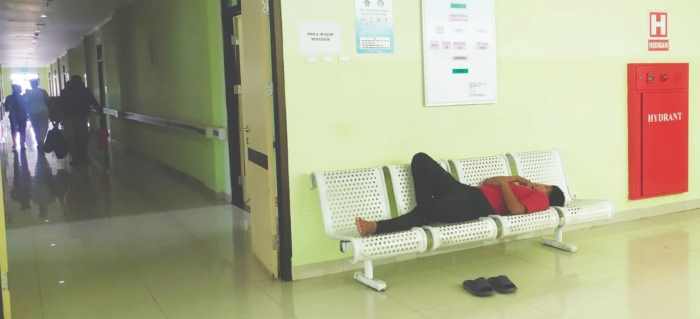 DEMI ORANG TERCINTA : Tidur di kursi besi panjang untuk menunggui keluarga yang sakit di RSUD Negara. (foto: m.basir)