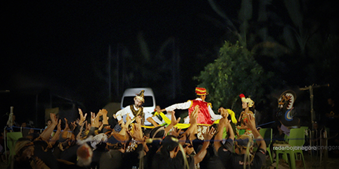 MERAWAT BUDAYA: Pertunjukan sandur di Kelurahan Ledok Kulon, Rabu (21/6) malam. Sandur diakui sebagai warisan budaya tak benda.