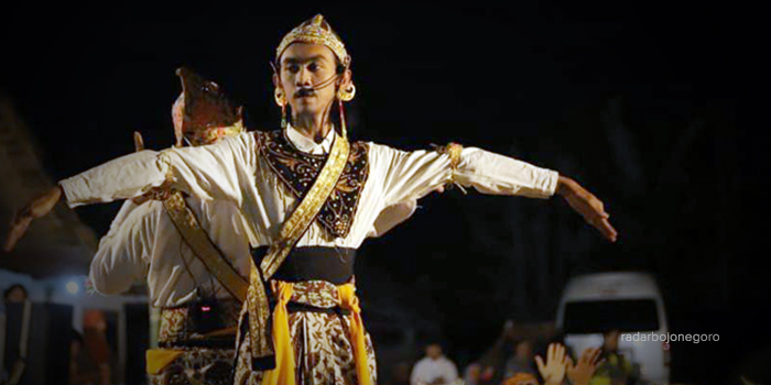 MERAWAT BUDAYA: Pertunjukan sandur di Kelurahan Ledok Kulon, Rabu (21/6) malam. Sandur diakui sebagai warisan budaya tak benda.