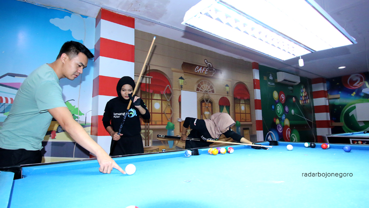 SERIUS: Salah satu pebiliar putri di Lamongan, Latiful Angelita Qolbi saat berlatih di Plaza Lamongan, kemarin (23/6). &nbsp;(ANJAR DWI PRADIPTA/RDR.LMG)