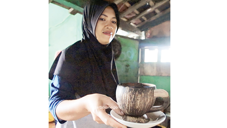 GURIH DAN PAHIT: Penyajian kopi bathok dengan cangkir kulit kelapa. Bukan air, tapi diseduh dengan air kelapa. (EKA FITRIA MELLINIA/RDR.BJN)