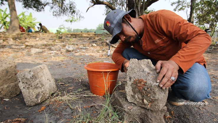 TINJAU KE LOKASI: Pihak Balai Pelestarian Budaya (BPK) Wilayah XI saat mengecek struktur batu putih di sekitar Makam Mbah Supendem di Kelurahan Jetis. (ANJAR DWI PRADIPTA/RDR.LMG)