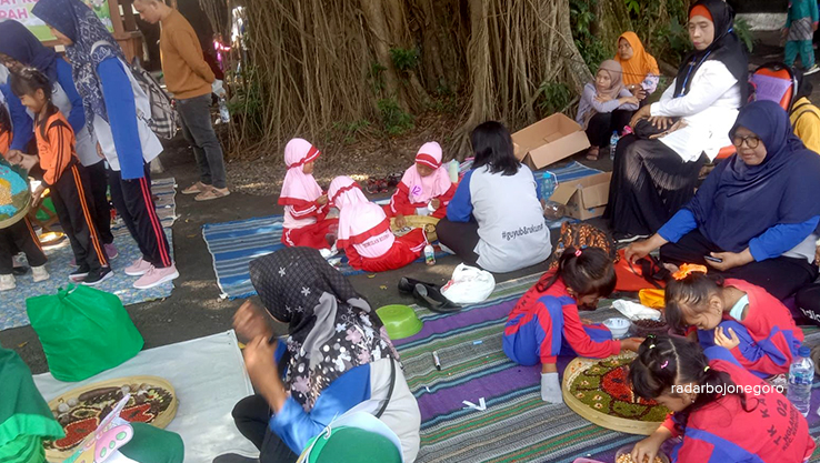 PENDIDIK: para guru PAUD Blora saat membimbing anak didiknya dalam acara Gebyar PAUD yang diselenggarakan beberapa waktu lalu. (RAHUL OSCARRA DUTA/RDR.BLORA)