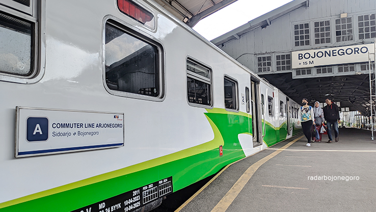 MUSIM LIBURAN: Penumpang sedang turun dari KA. Jelang libur panjang ini, tiket KA kelas ekonomi diburu warga, salah satunya KA Arjonegoro sudah ludes. PT KAI belum merencanakan tambah gerbong.(DHANI W