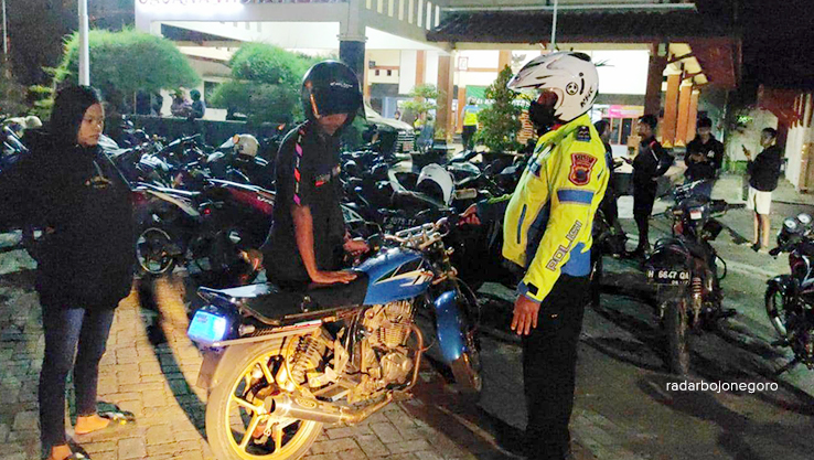 RAZIA MOTOR: Petugas satlantas sita puluhan motor knalpot brong saat razia di Kecamatan Cepu, Blora. (LUKMAN HAKIM/RDR.BLORA)