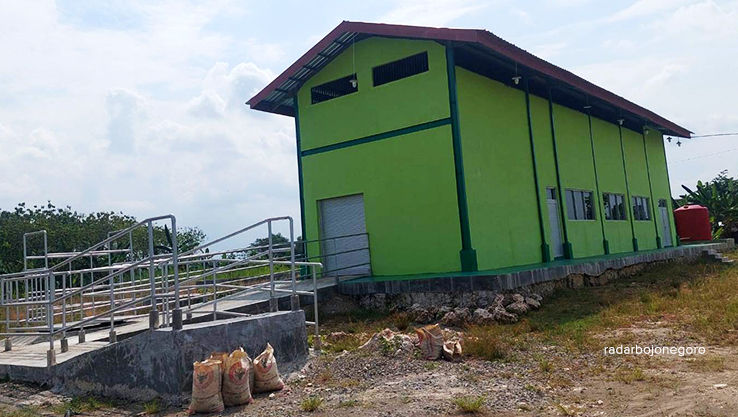 BELUM PUNYA IPAL: RPH Modern di selatan Pasar Sido Makmur tampak lengang. RPH belum bisa difungsikan untuk Idul adha. (LUKMAN HAKIM/RDR.BLORA)